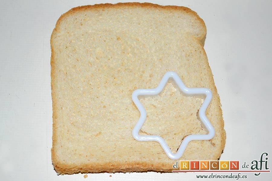 Crema de col lombarda, cortar formas en el pan de molde con un cortapastas