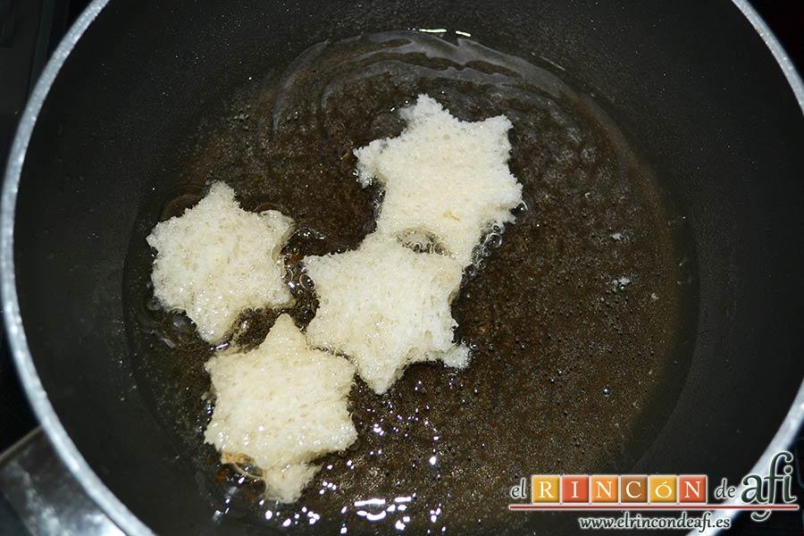 Crema de col lombarda, freír las formas de pan