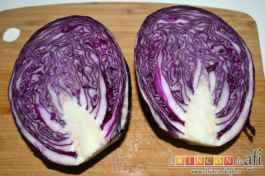 Crema de col lombarda, cortar la col por la mitad