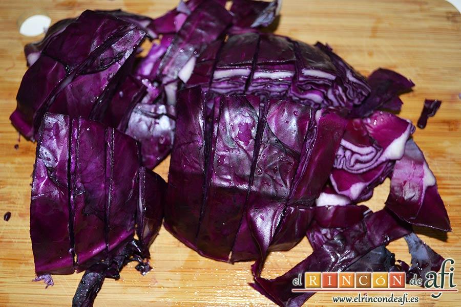 Crema de col lombarda, quitar el tallo blanco y trocear