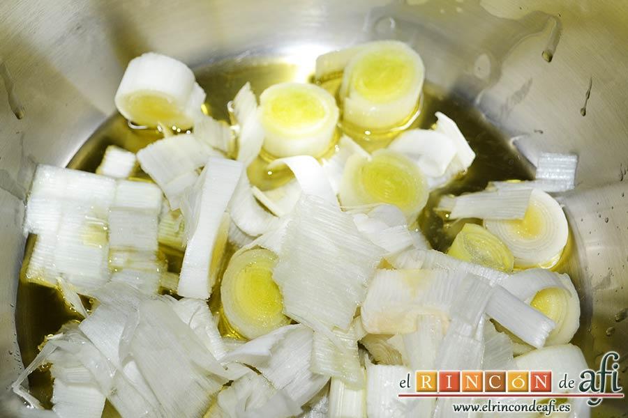 Crema de col lombarda, pochar los puerros con aceite en una olla exprés