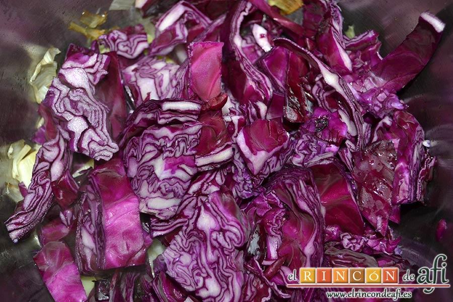 Crema de col lombarda, añadir la col y remover