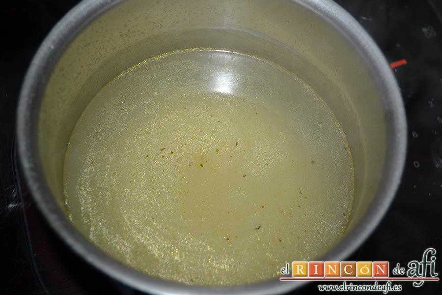 Crema de col lombarda, calentar el caldo de pollo