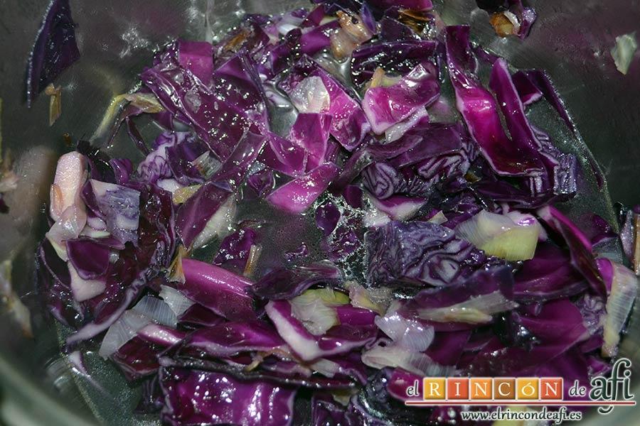 Crema de col lombarda, añadirlo a la olla