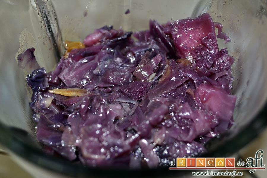 Crema de col lombarda, cocer en la olla exprés y meter en vaso triturador