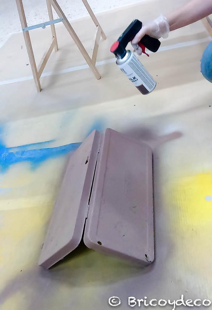 chalkpaint en spray sobre una caja metálica