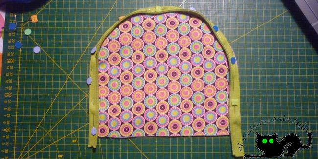 Colocamos la cremallera alrededor de las telas