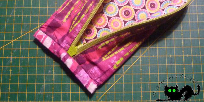 Rematamos el interior cosiendo la tira que habíamos reservado