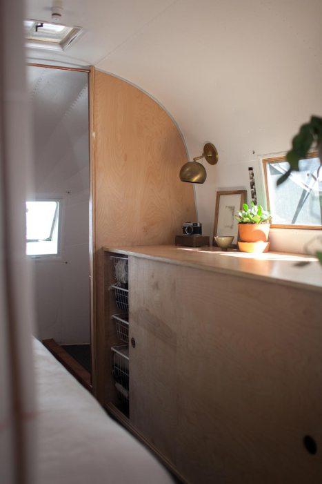 Electrodomésticos escondidos en una caravana