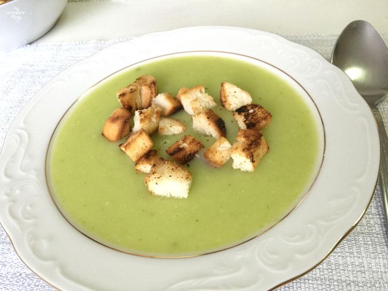 Cómo hacer una crema de calabacín rica y saludable | Via www.sweethings.net