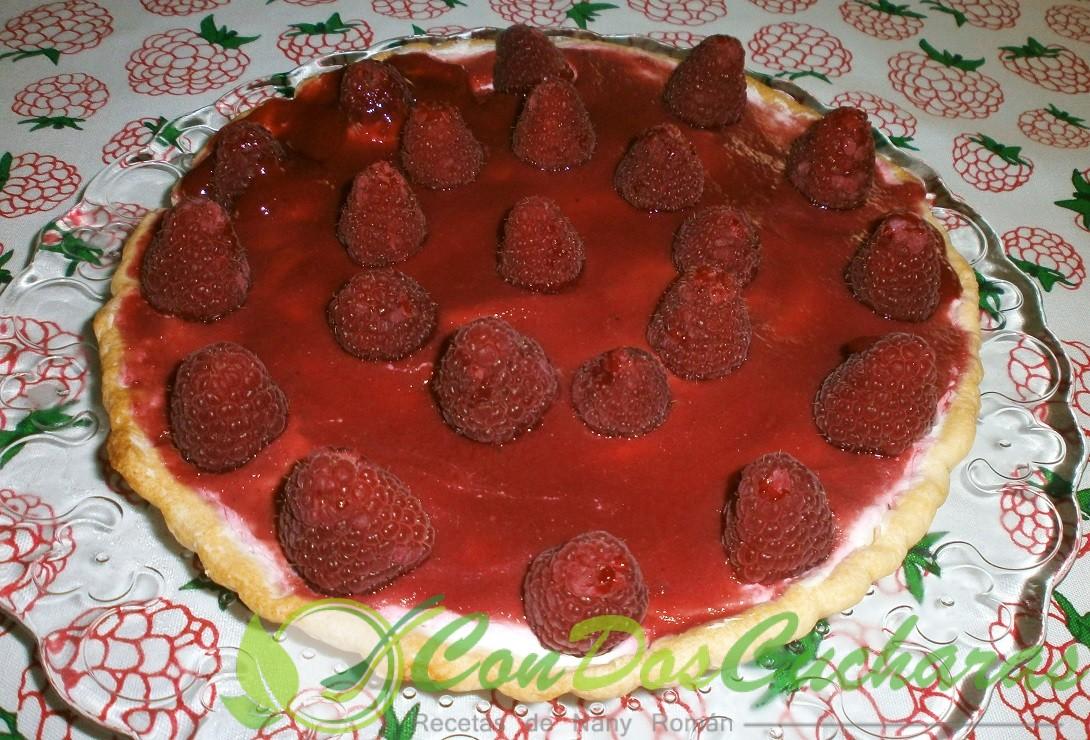 Tarta de nata (crema de leche) y frambuesas