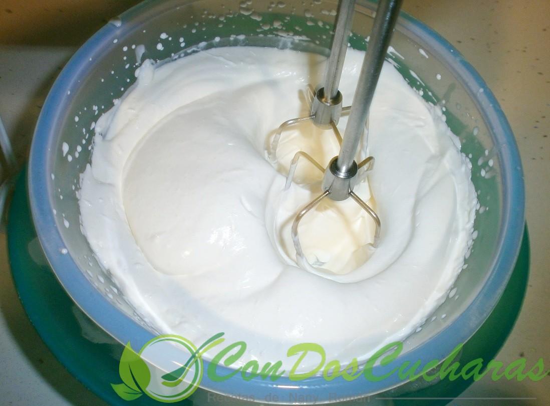 Tarta de nata (crema de leche) y frambuesas