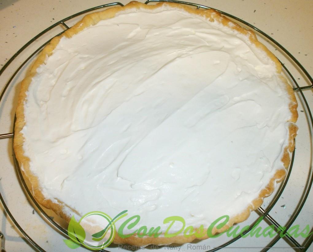 Tarta de nata (crema de leche) y frambuesas