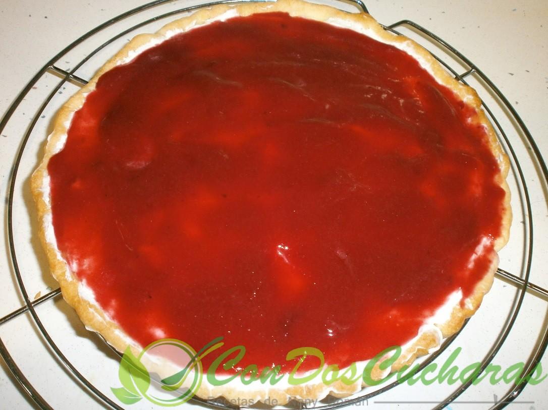 Tarta de nata (crema de leche) y frambuesas