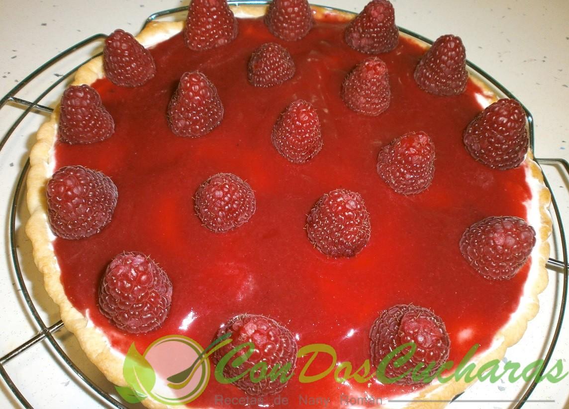 Tarta de nata (crema de leche) y frambuesas