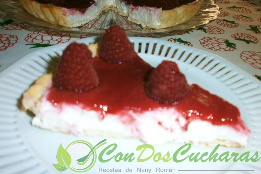 Tarta de nata (crema de leche) y frambuesas