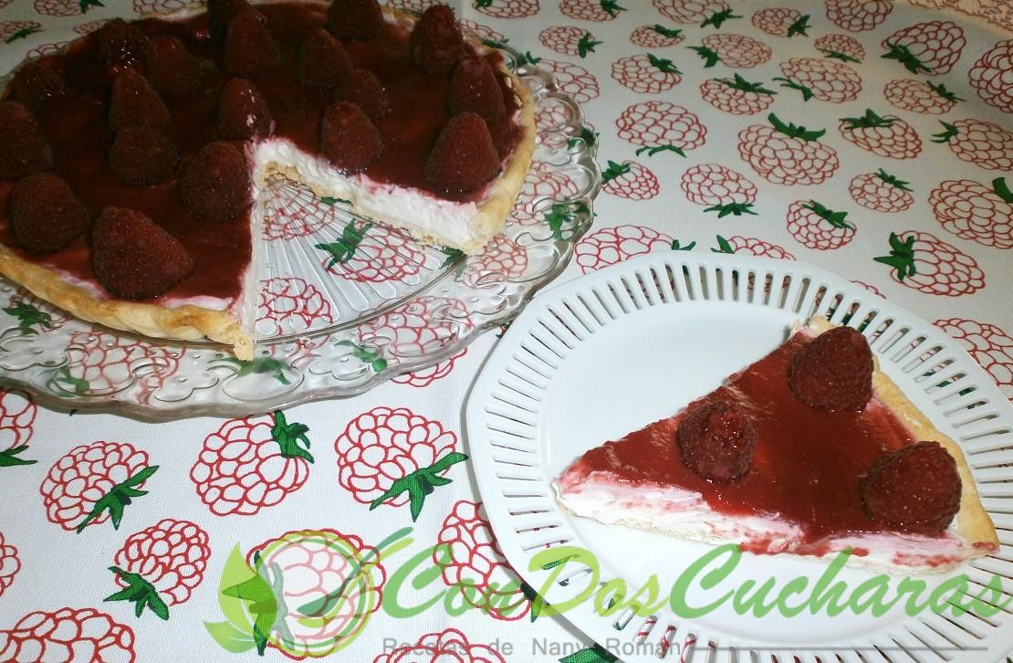 Tarta de nata (crema de leche) y frambuesas