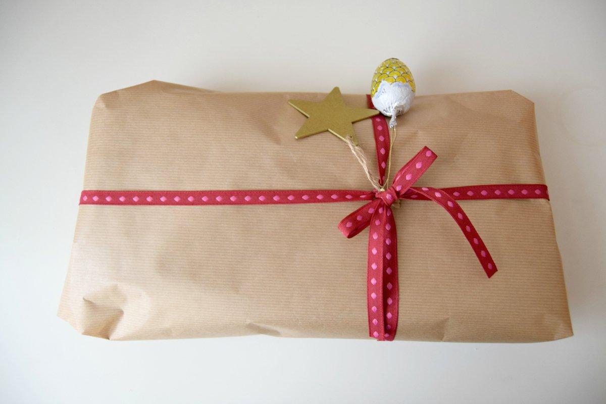 Como envolver regalos de Navidad - papel craft y lazo rojo