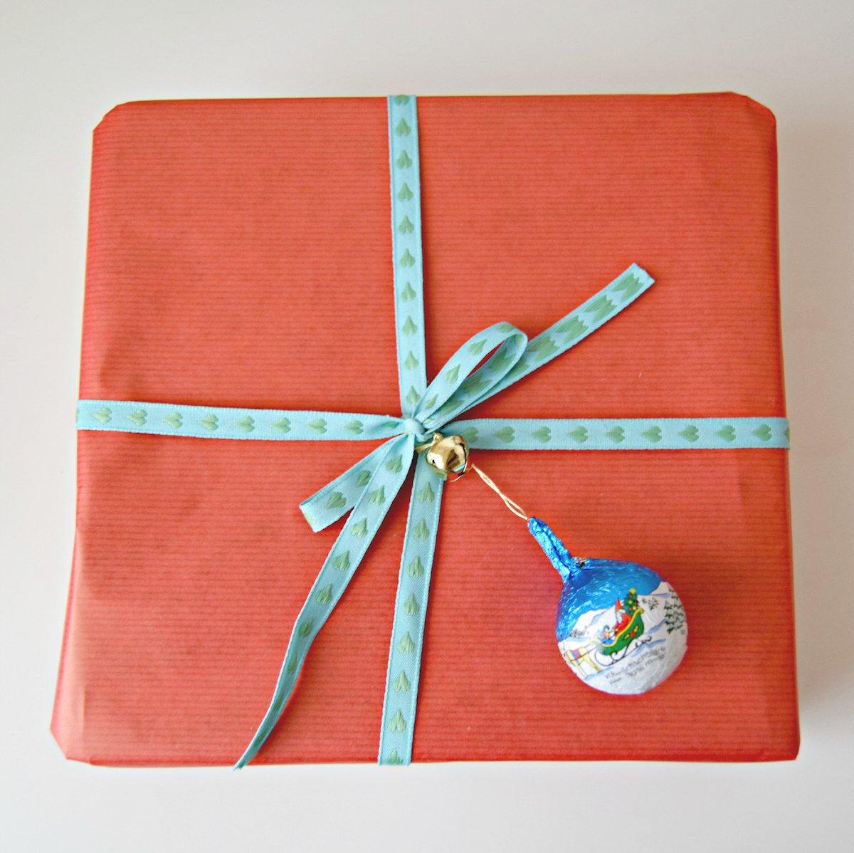 Como envolver regalos de Navidad - papel rojo y lazo azul