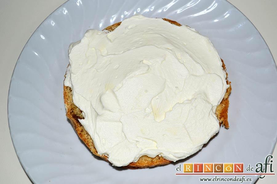 Panettone de Julius, mojar la primera rodaja de panettone con zumo y poner una capa de nata (crema de leche) con mascarpone encima