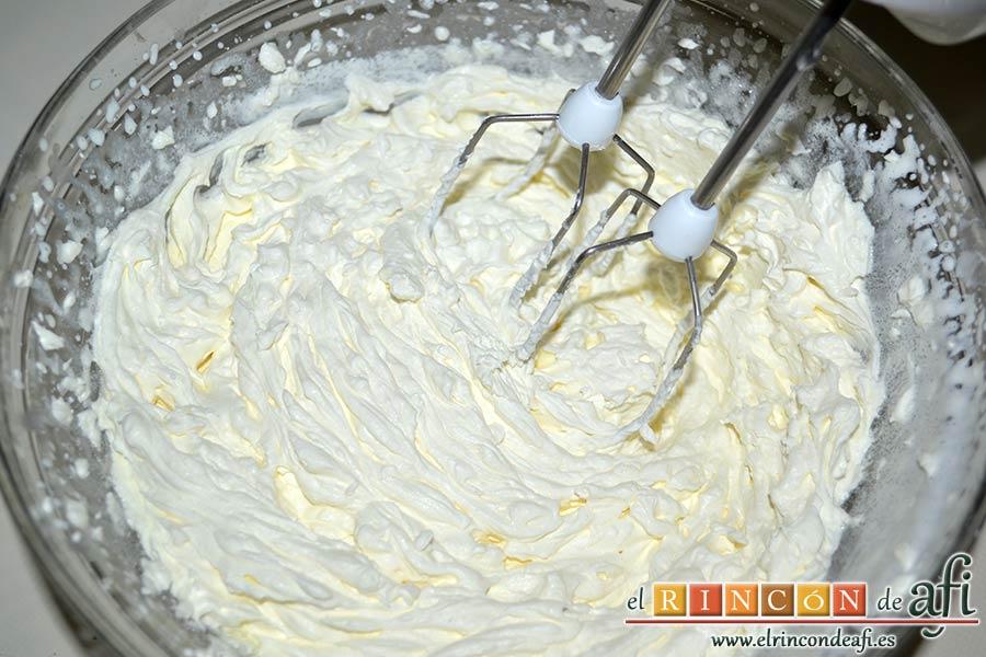 Panettone de Julius, montar la nata (crema de leche) con azúcar