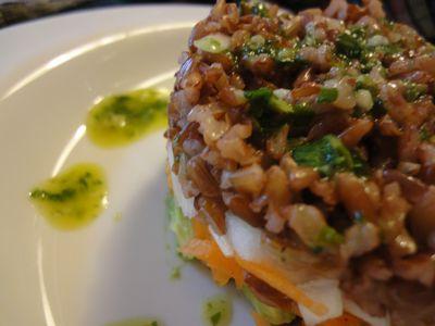 Arroz rojo con salsa de cilantro