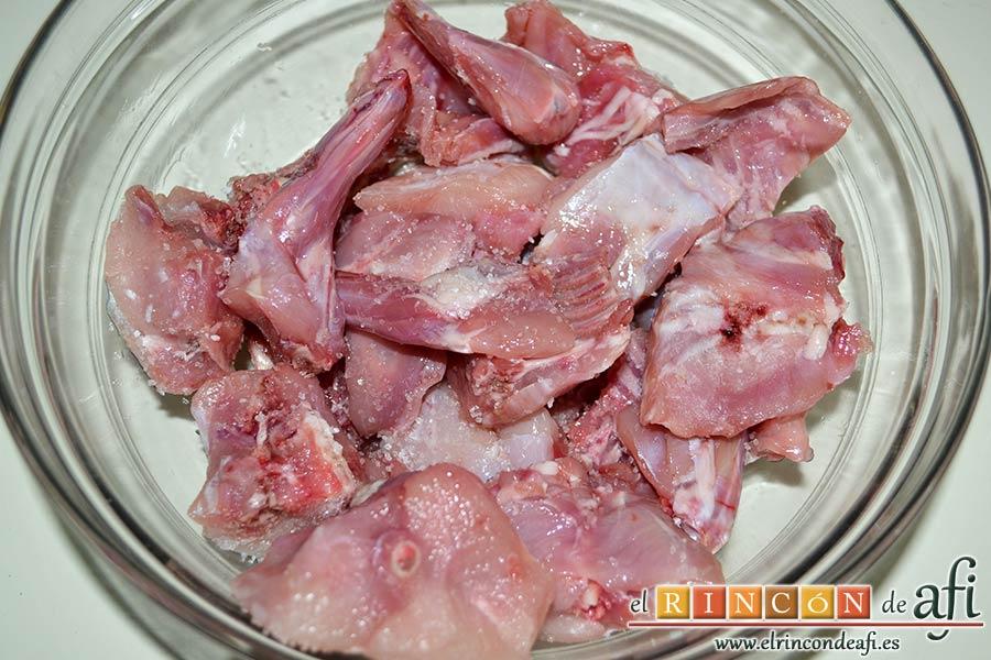 Conejo en salmorejo, poner el día antes el conejo troceado en un bol con sal gorda