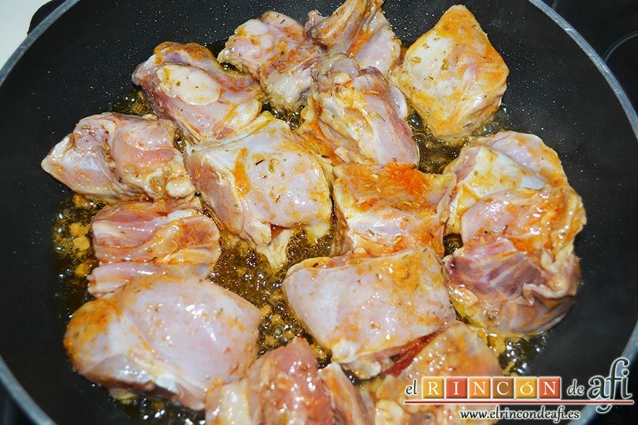 Conejo en salmorejo, en el momento de freír poner 4 cucharadas de aceite en una sartén y freír por tandas