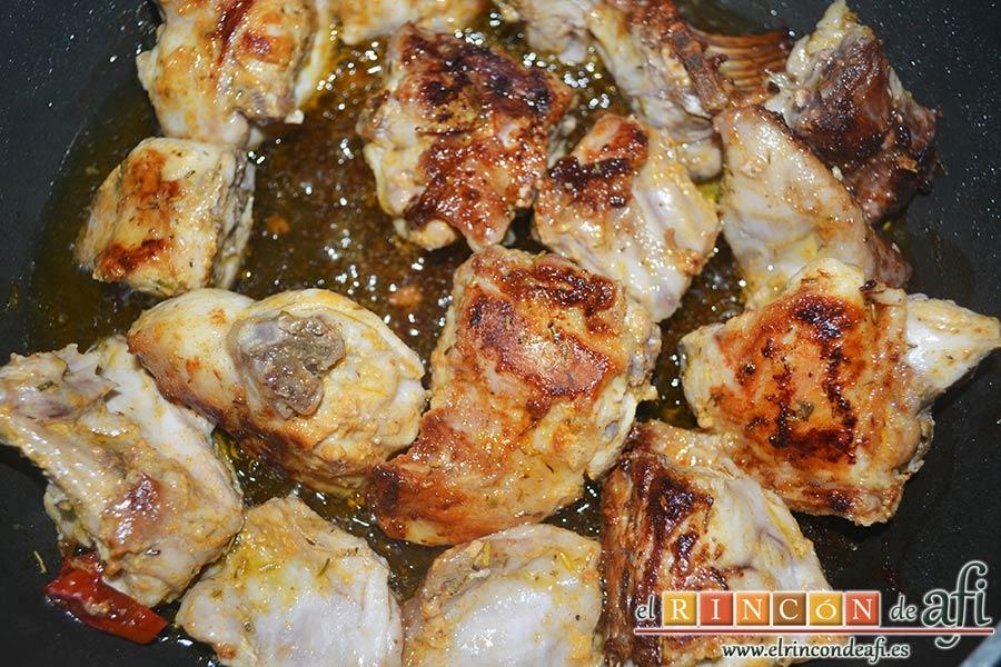 Conejo en salmorejo, dorar bien por ambos lados