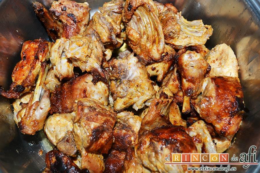 Conejo en salmorejo, reservar los trozos en un caldero grande