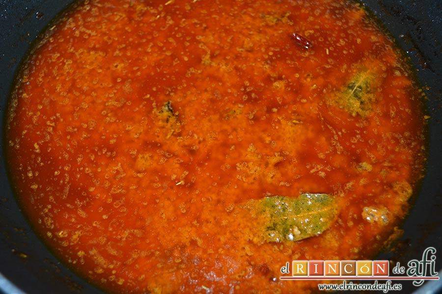 Conejo en salmorejo, cuando esté todo el conejo frito, volcar el adobo del conejo en la sartén y dejar hervir unos minutos