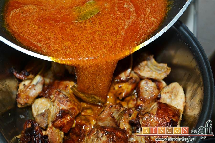 Conejo en salmorejo, volcar el adobo sobre el conejo