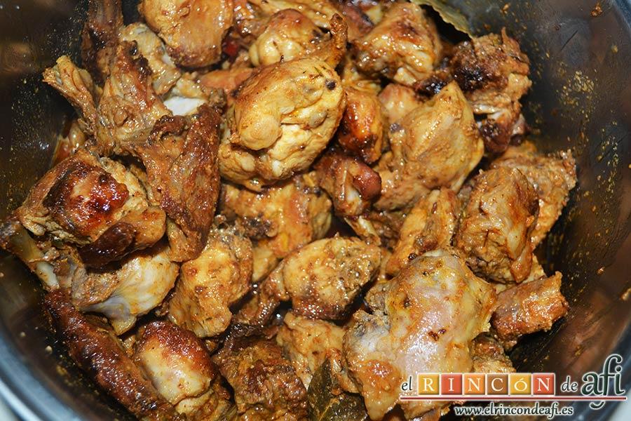 Conejo en salmorejo, dejar que hierva a fuego moderado y removiendo