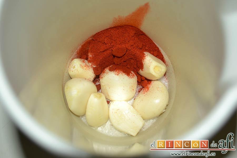 Conejo en salmorejo, en un vaso de minipimer poner los ajos pelados con el pimentón