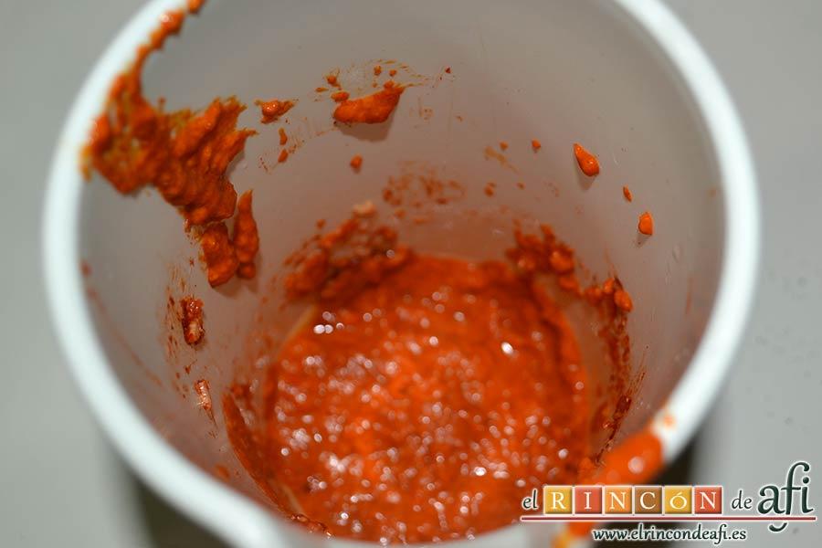 Conejo en salmorejo, triturar con un poco de vinagre, añadir el aceite y seguir triturando