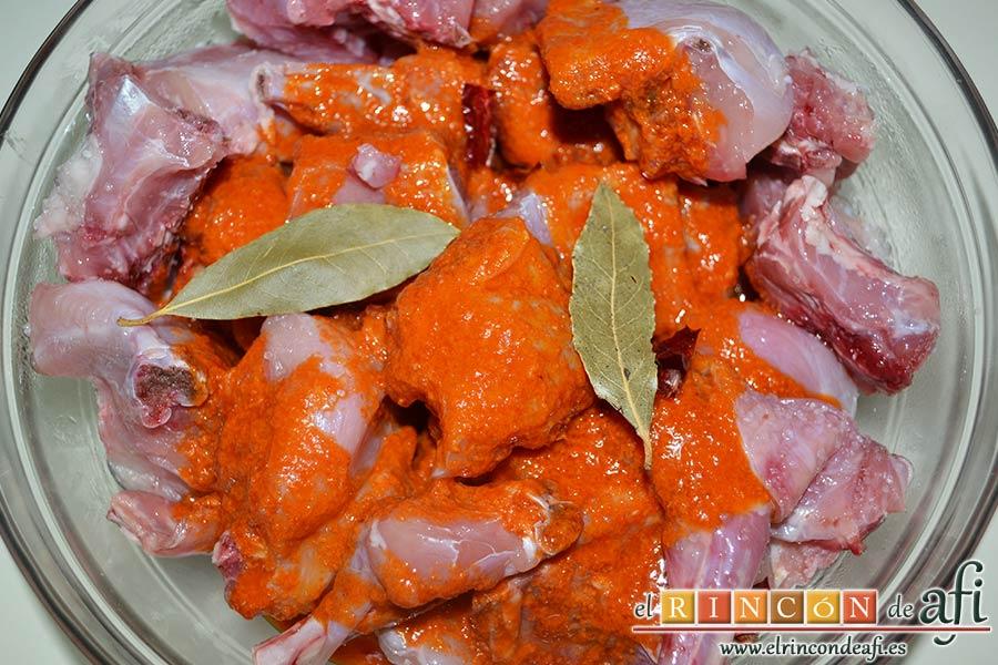 Conejo en salmorejo, añadir unos trozos de pimienta picona y dos hojas de laurel