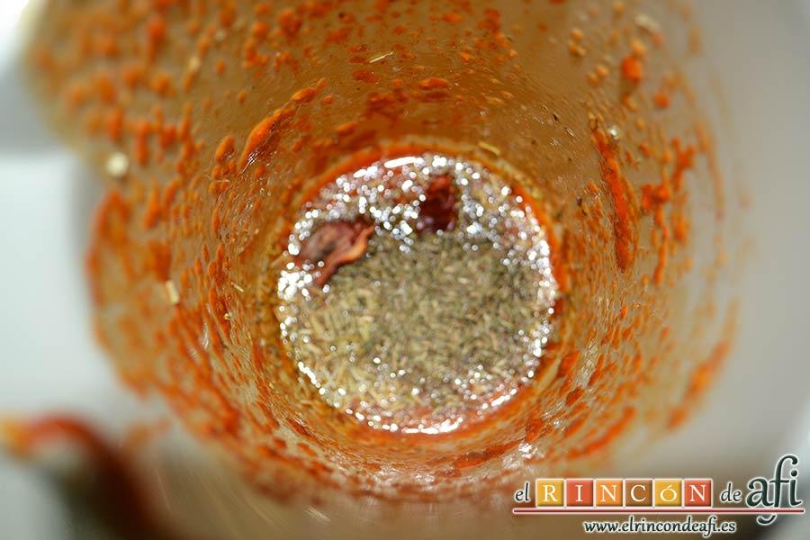 Conejo en salmorejo, en el mismo vaso triturador poner el vino blanco, el romero, el tomillo y unos trozos de pimienta picona