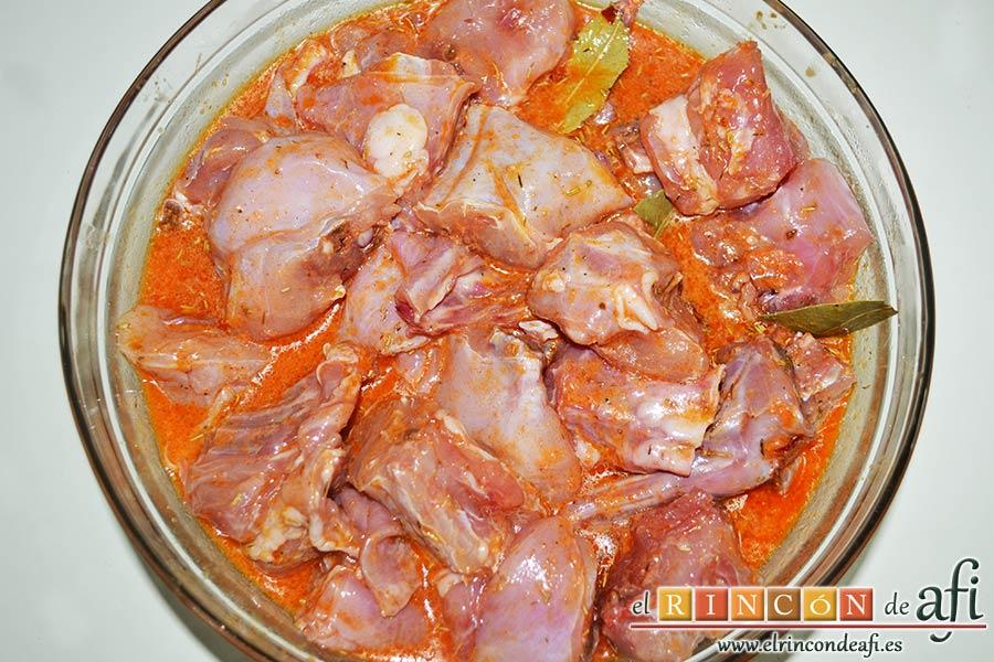 Conejo en salmorejo, embadurnar bien el conejo ayudándonos de las manos