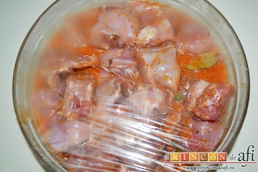 Conejo en salmorejo, cubrir con film transparente