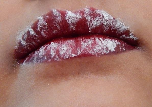 4) Pat some baby powder (soft powder) on your lips using your finger