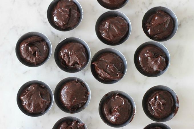 Mini brownies cubiertos con chocolate blanco