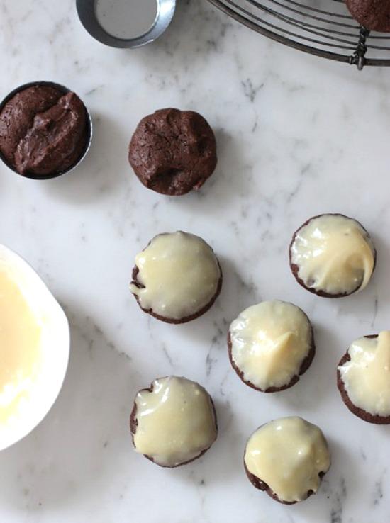 Mini brownies cubiertos con chocolate blanco
