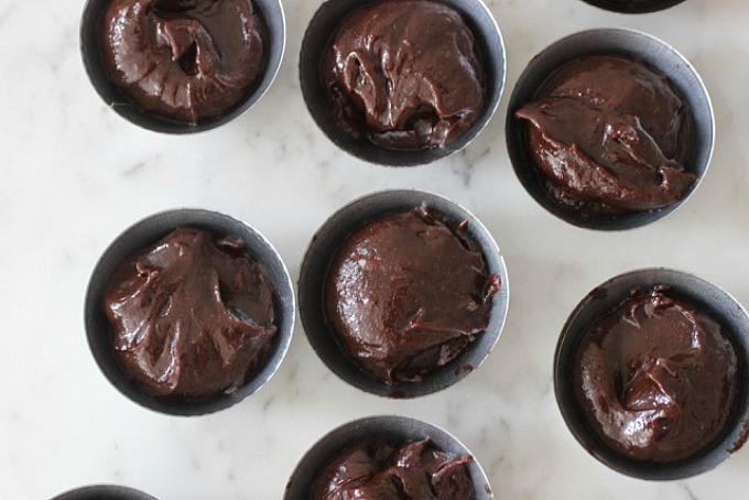 Mini brownies cubiertos con chocolate blanco