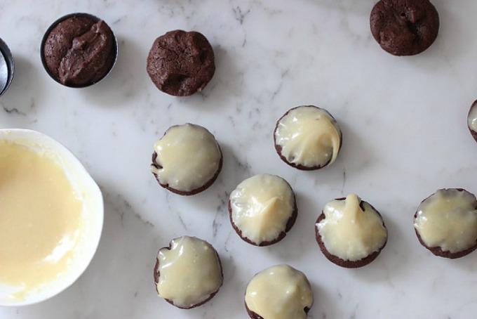 Mini brownies cubiertos con chocolate blanco