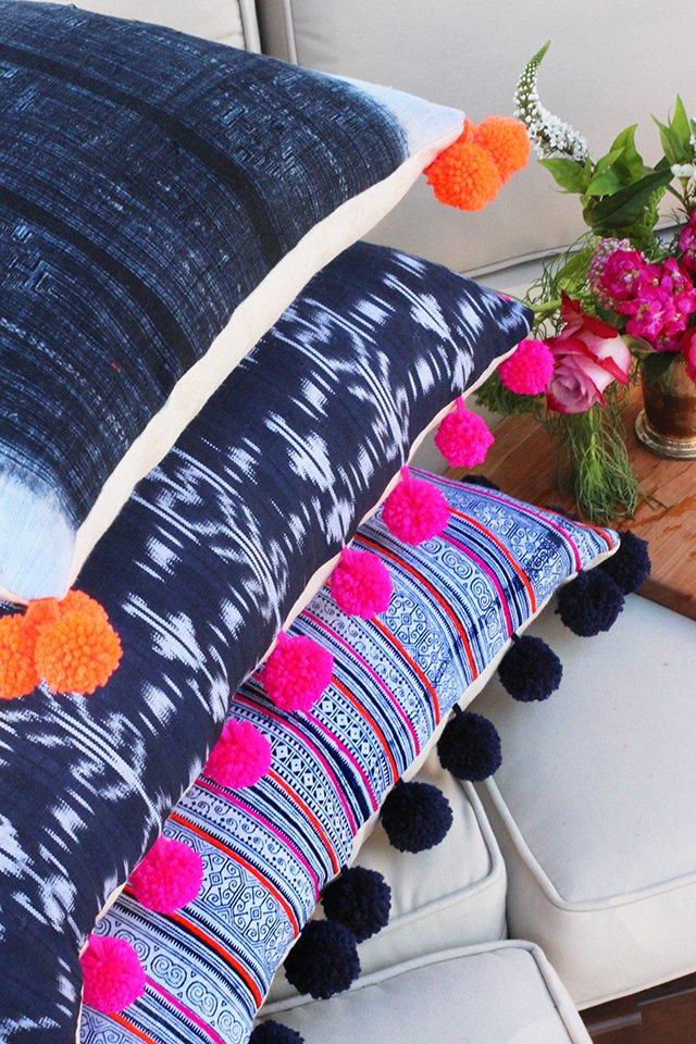 originales cojines con pompones terminados