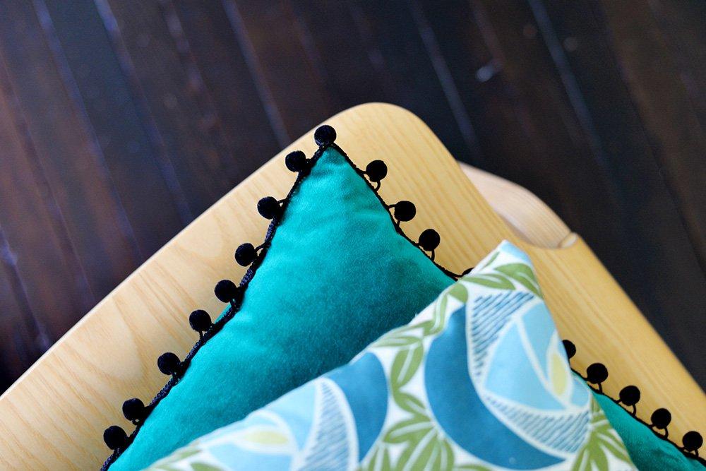 originales cojines con pompones homedit detalle