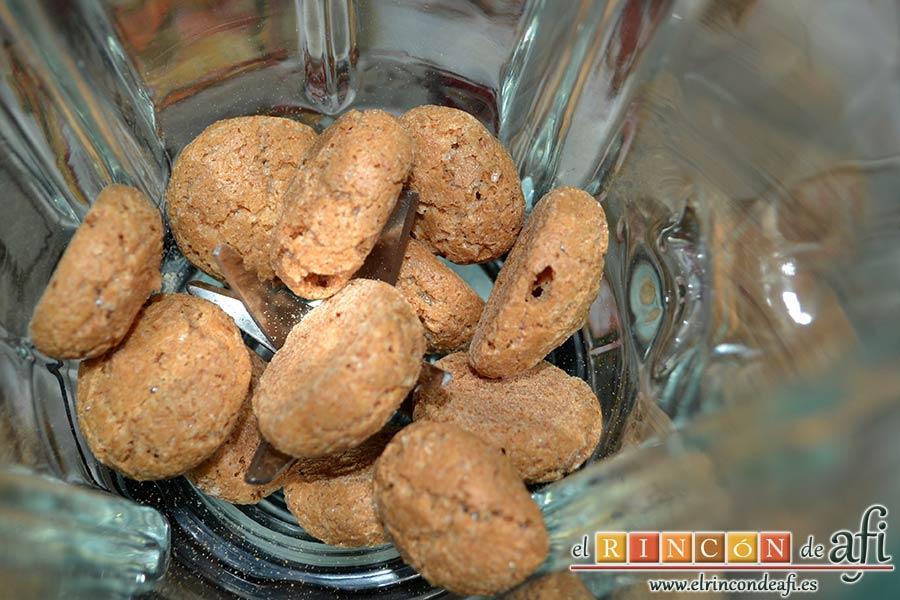 Lassi de Navidad, poner en la licuadora los biscuits Amaretti