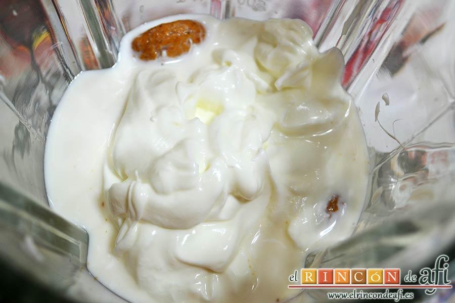 Lassi de Navidad, añadir los dos yogures griegos