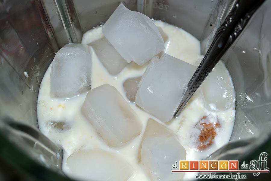 Lassi de Navidad, añadir los cubitos de hielo