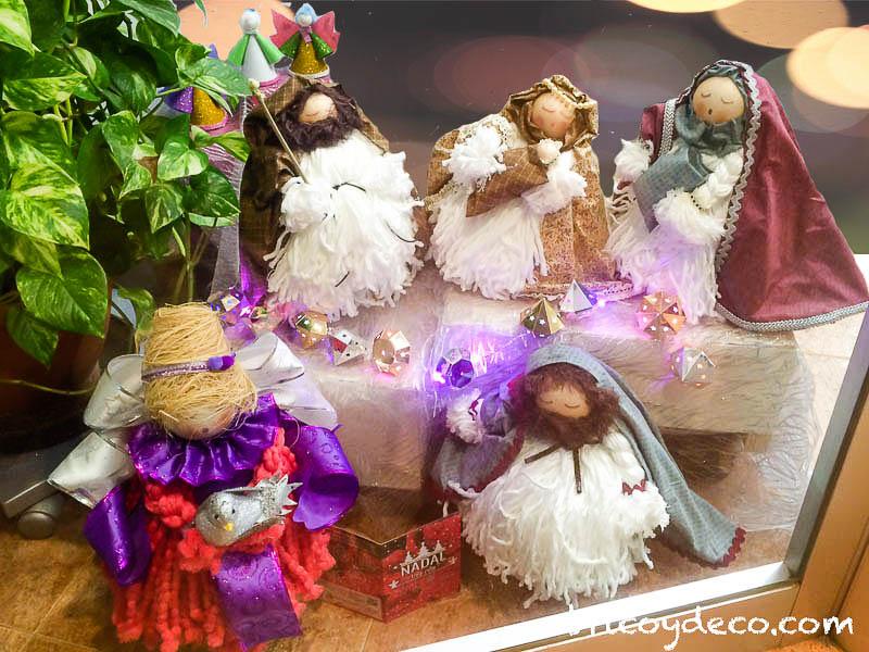 escaparate decorado con objetos reciclados